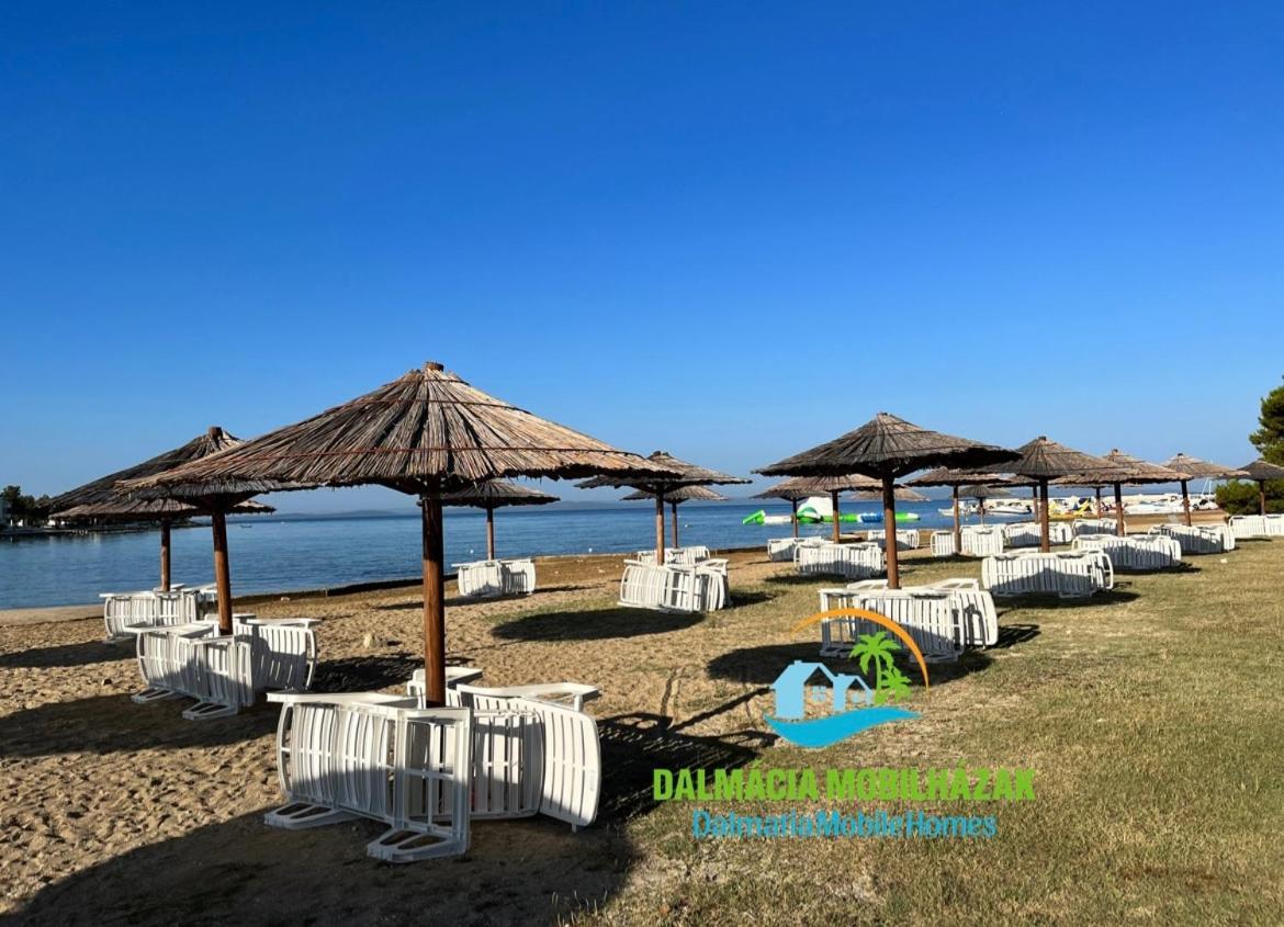 Lakokocsik A Tengerparton - Caravans At The Sandy Beach Privlaka  Zewnętrze zdjęcie