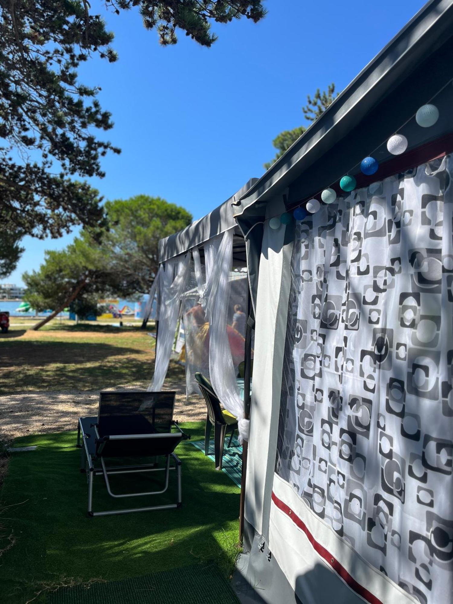 Lakokocsik A Tengerparton - Caravans At The Sandy Beach Privlaka  Zewnętrze zdjęcie